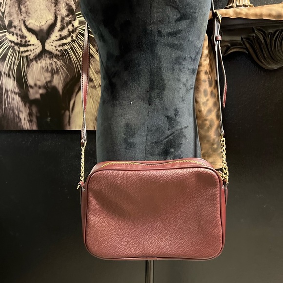 EUC- NINE WEST BURGUNDY SUPER CUTE CROSSBODY BAG WITH GOLD ACCENT CHAINS - Picture 4 of 12